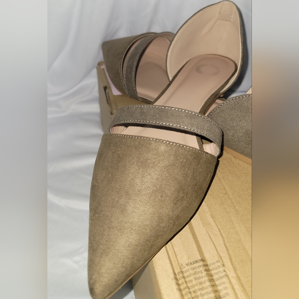 Journee Collection Nita 10M Flats Pointed Toe Olive Faux Suede NIB new - Picture 3 of 12
